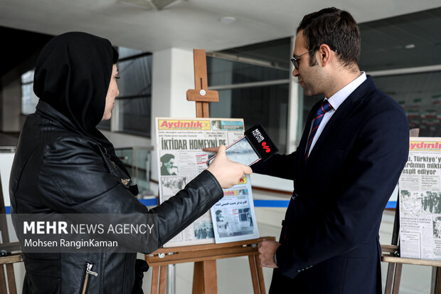 Aydınlık Gazetesi'nin ''1979 İran İslam Devrimi'' manşeti Tahran'da sergilendi