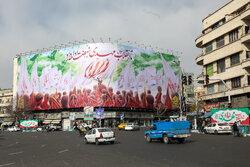 دیوارنگاره میدان انقلاب رنگ دهه فجر و مهدی (عج) گرفت