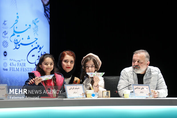 همه با پسر دلفینی عکس گرفتند؛ قایقی کاغذی که با «ناتوردشت» آمد!