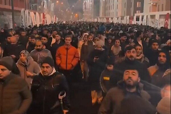 Hataylı depremzede vatandaşlar, kaybettikleri yakınları için yürüdü Hataylı depremzede vatandaşlar, kaybettikleri yakınları için yürüdü