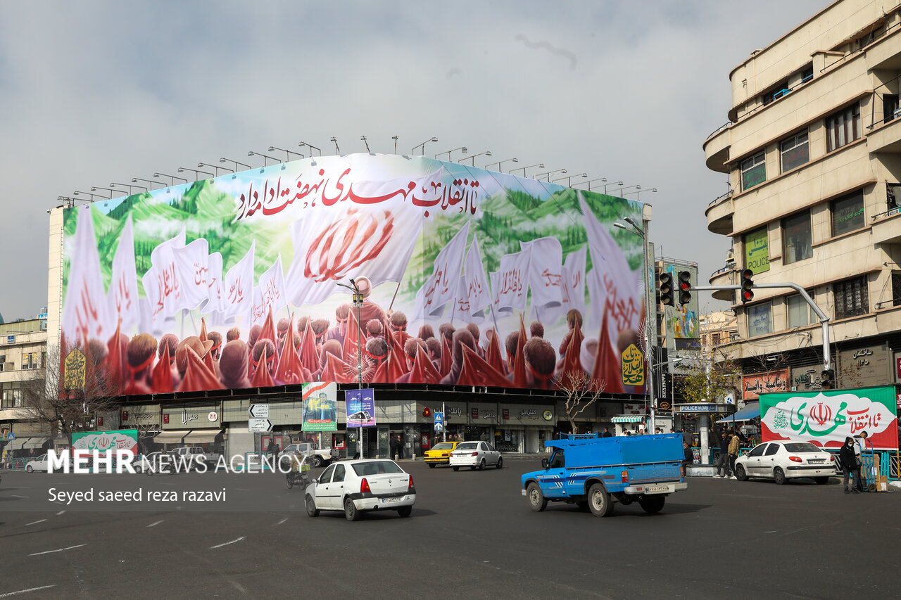 دیوارنگاره میدان انقلاب رنگ دهه فجر و مهدی (عج) گرفت