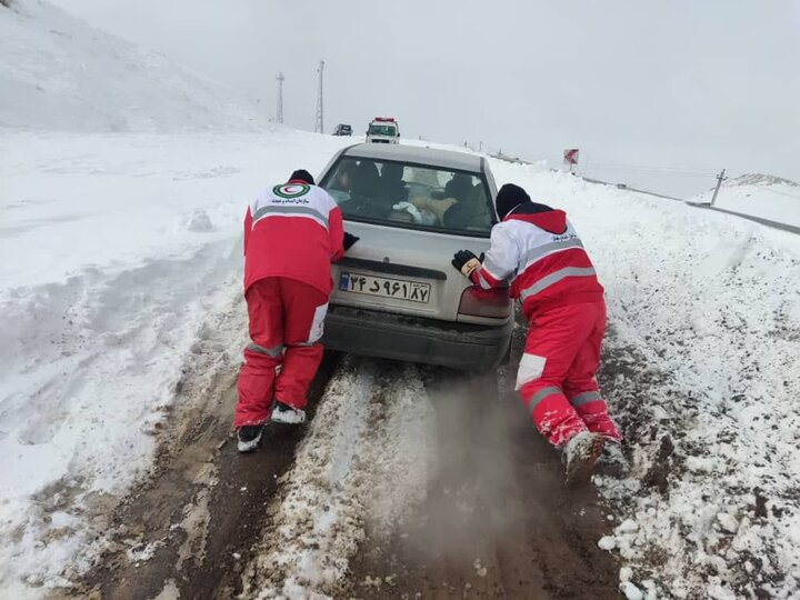 نجاتگران هلالاحمر زنجان به ۳۳۸۴ نفر متاثر از برف و کولاک امدادرسانی کردند