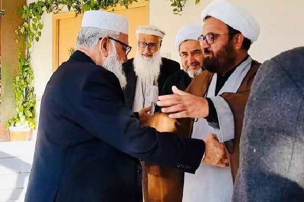 قدرتهای استعماری شبانه روز برای شکستن وحدت تلاش می کنند