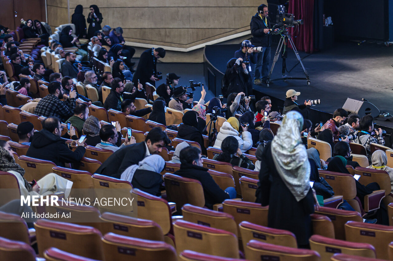 درهای برج میلاد به روی همه باز است؛ زبالهسازها در سالن سینما!