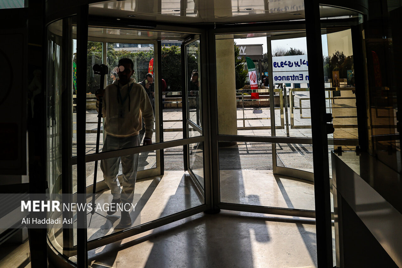 درهای برج میلاد به روی همه باز است؛ زبالهسازها در سالن سینما!