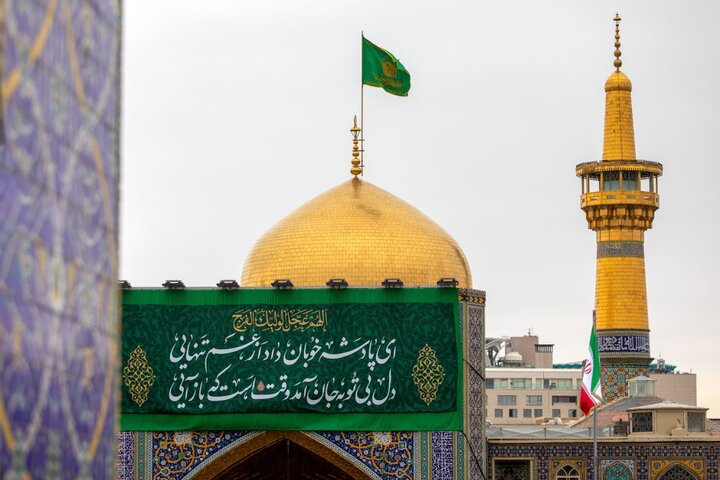 نصب کتیبههای ویژه جشن نیمه شعبان در حرم امام رضا(ع)