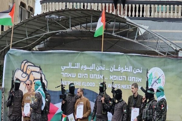 قدرتنمایی مبارزان فلسطینی با شعاری ویژه/ تشکر اُسرای صهیونیست از قسام/ ۱۸۳ فلسطینی آزاد شدند+ فیلم و عکس