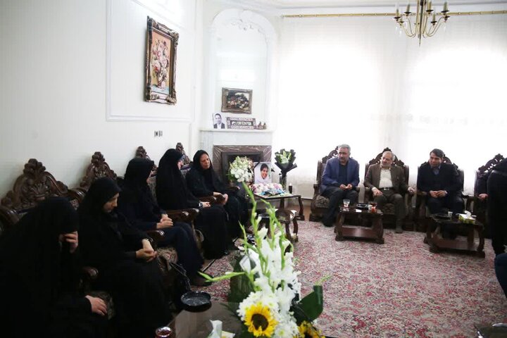 حضور دختر پزشکیان در منزل جانباختگان حادثه اتوبوس دانشآموزان کرمانی
