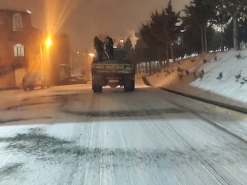 آماده‌باش کامل نیروهای خدمات شهری تهران؛ عملیات گسترده نمک‌پاشی در معابر