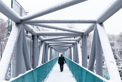 بارش برف در معابر پایتخت و خطر تصادفات زنجیره‌ای