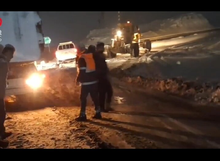 کمکرسانی به خودروهای گرفتار در برف و کولاک در محور قروه