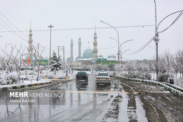 بارش نخستین برف زمستانی در شهر قم