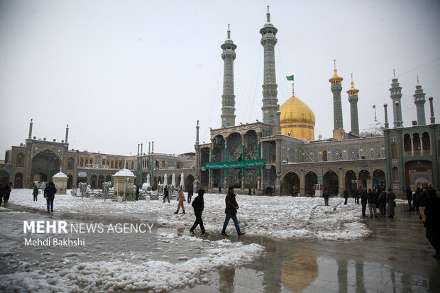 بارش نخستین برف زمستانی در شهر قم