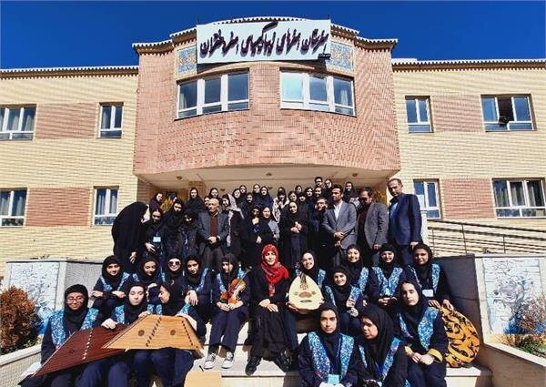 آغاز تجسمی فجر و دیدار با هنرستانیها در شیراز