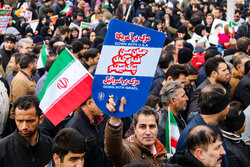 یاران حاج قاسم به میدان آمدند؛ طنین فریاد انقلاب در خیابان‌های کرمان