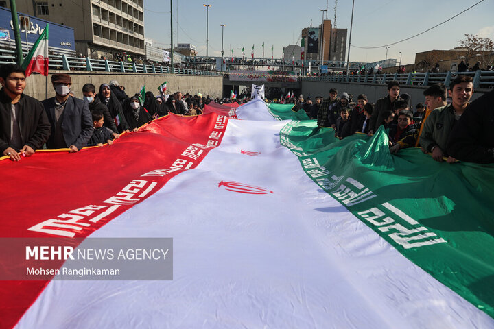 حضور گسترده مردم در راهپیمایی ۲۲ بهمن؛ تجدید میثاق با آرمانهای انقلاب