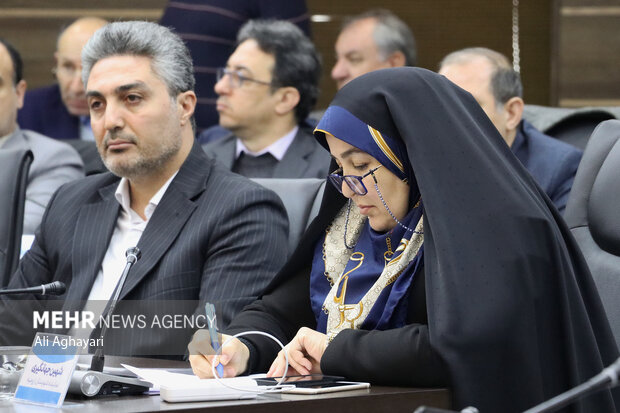 نشست فعالان اقتصادی، کارآفرینان و تولیدکنندگان آذربایجان‌غربی با رئیس مجلس