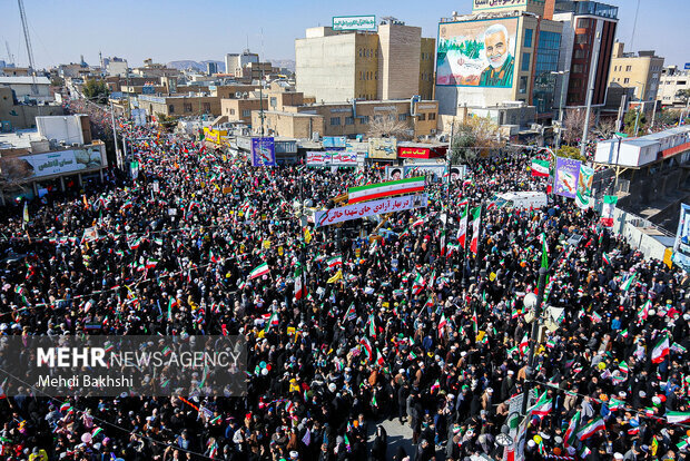 حضور حماسي للشعب لإحياء ذكرى انتصار الثورة الإسلامية في مدينة قم