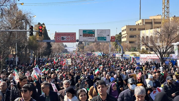 جلوه ای دیگر از حضور باشکوه مردم شیراز در راهپیمایی ۲۲ بهمن