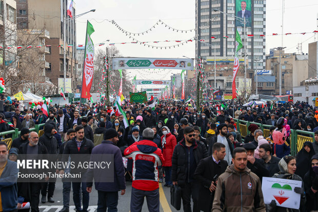 فیدیو... اهالي مدينة رشت يحرقون العلمين الأمريكي والإسرائيلي في مسيرة 22 بهمن