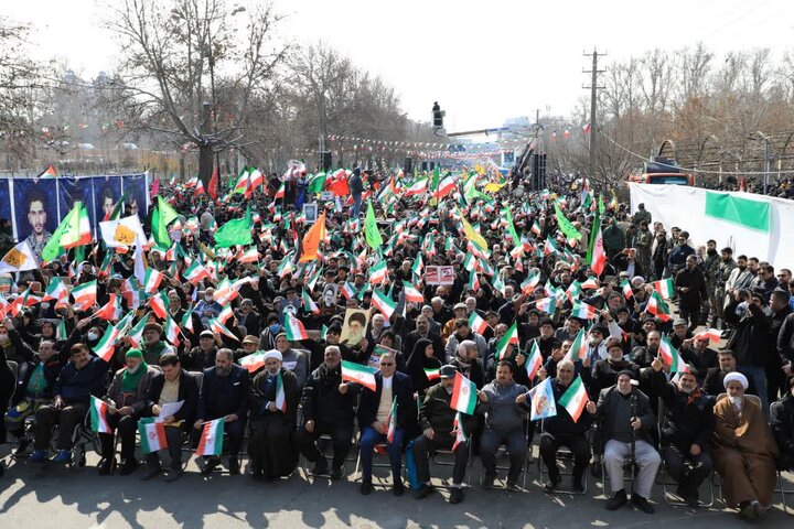 عشق و ارادت البرز نشینان به نظام و شهدا در جشن انقلاب