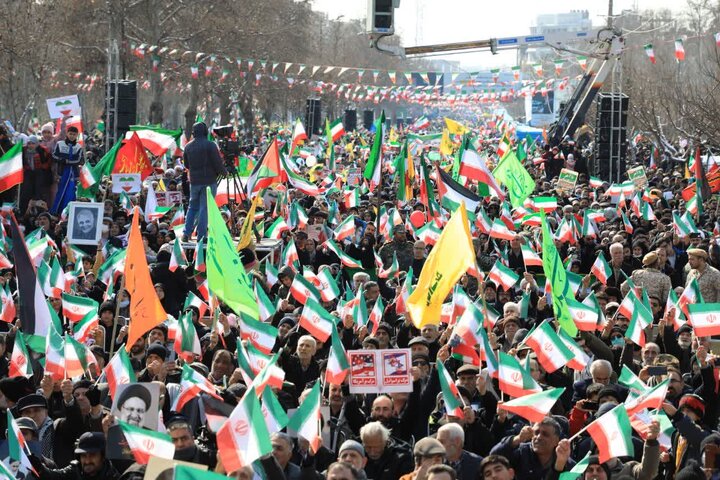 عشق و ارادت البرز نشینان به نظام و شهدا در جشن انقلاب