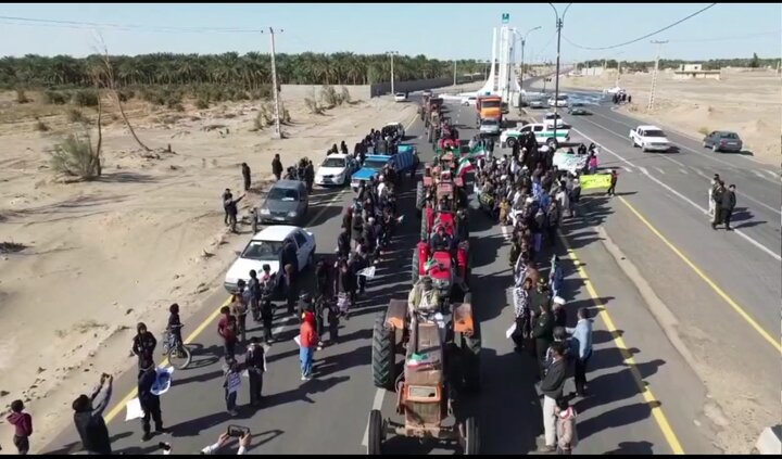 مردم نگین کویر فهرج با تراکتورهایشان در راهپیمایی ۲۲ بهمن شرکت کردند