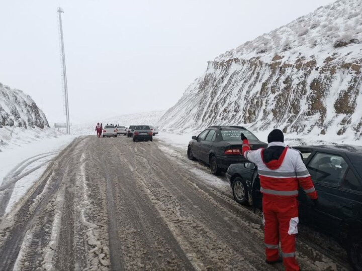 تردد در گردنههای شهرستان کوهرنگ تنها با زنجیرچرخ امکانپذیر است