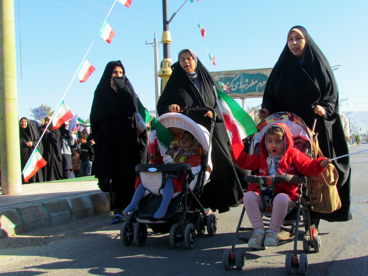 امام جمعه دیر: ملت ایران پوزه دشمن را به خاک میمالد