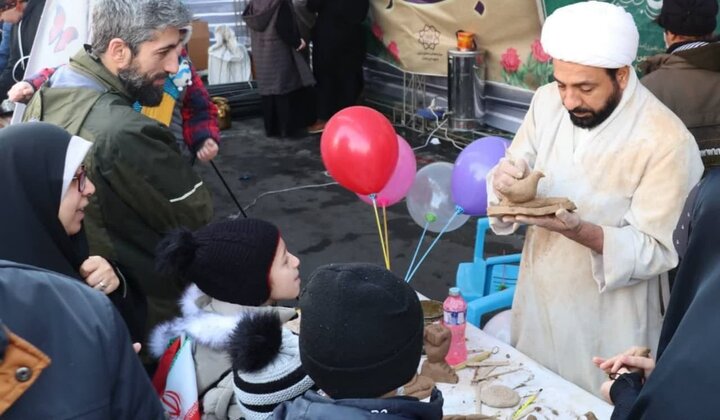 حضور متفاوت طلاب حوزه امام رضا (ع) در جشن انقلاب