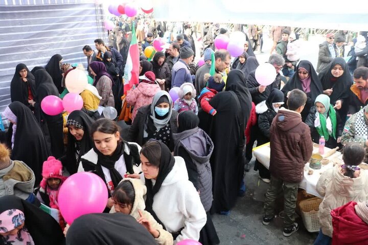 حضور متفاوت طلاب حوزه امام رضا (ع) در جشن انقلاب