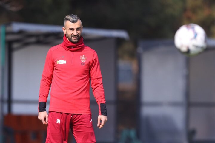 Serdar Dursun Persepolis ile sahada antrenman yaptı Serdar Dursun Persepolis ile sahada antrenman yaptı