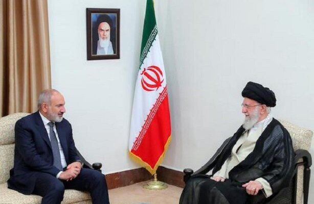 Armenia PM congratulates Leader on Islamic Rev. victory anniv