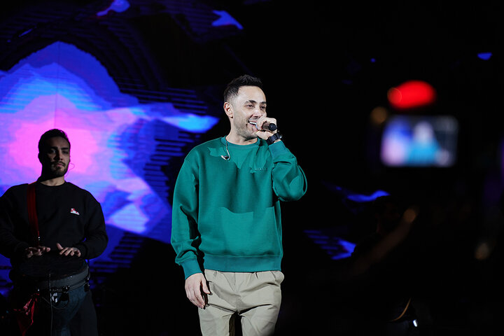 تلاش برای برگزاری یک کنسرت متفاوت؛ ناصر زینلی از مشکلات فنی و صندلیهای خالی گله کرد!