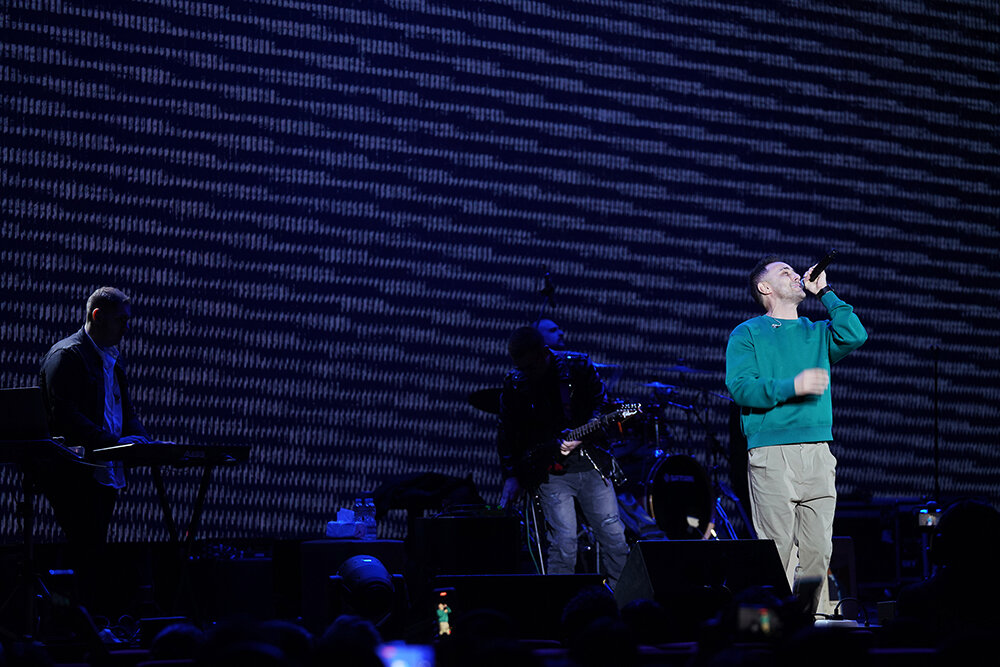 تلاش برای برگزاری یک کنسرت متفاوت؛ ناصر زینلی از مشکلات فنی و صندلیهای خالی گله کرد! تلاش برای برگزاری یک کنسرت متفاوت؛ ناصر زینلی از مشکلات فنی و صندلیهای خالی گله کرد!