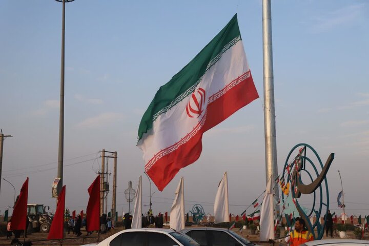 برافراشته شدن یکی از بزرگترین پرچمهای ایران در جوار مسجد جمکران