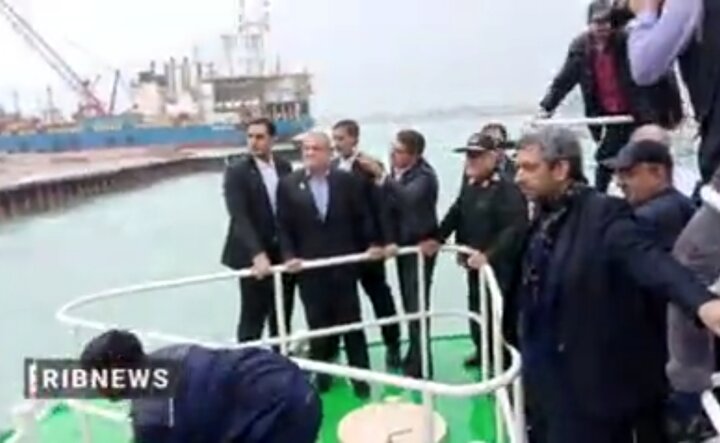 رئیسجمهور سوار بر شناور در بوشهر