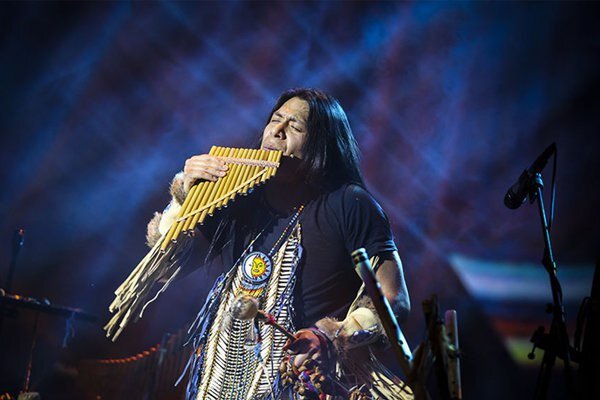 سرخپوست معروف در سالن وزارت کشور روی صحنه میرود