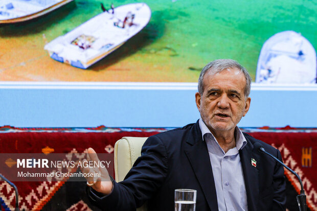 پزشکیان خطاب به مسئولان: یک مقدار از پستهای مدیریت پایین بیاییم
