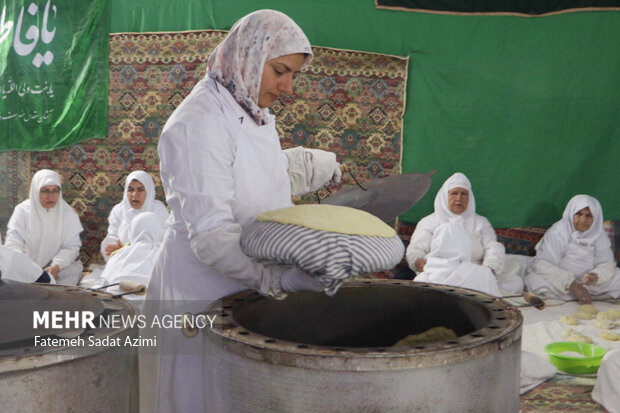 پخت نان صلواتی توسط بانوان کرمانی در مسجد جمکران