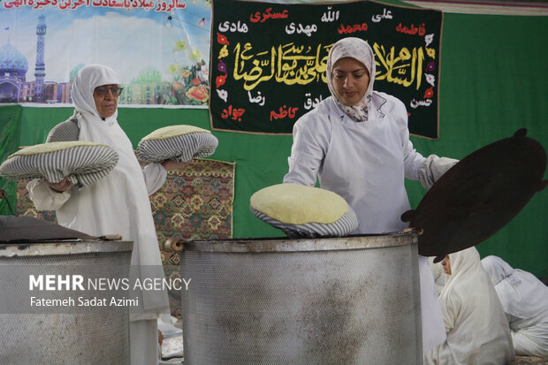 پخت نان صلواتی توسط بانوان کرمانی در مسجد جمکران