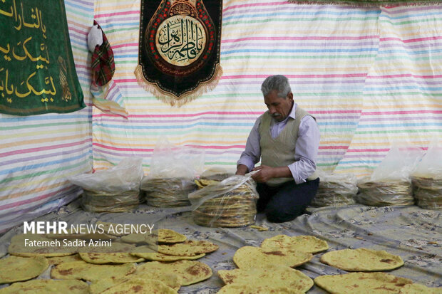 پخت نان صلواتی توسط بانوان کرمانی در مسجد جمکران