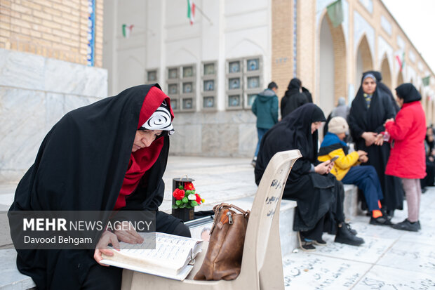 آئین سنتی «چراغ برات» در آرامستان خواجه ربیع مشهد