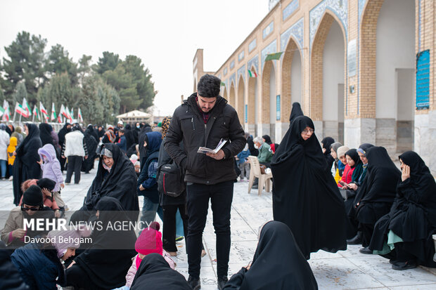 آئین سنتی «چراغ برات» در آرامستان خواجه ربیع مشهد