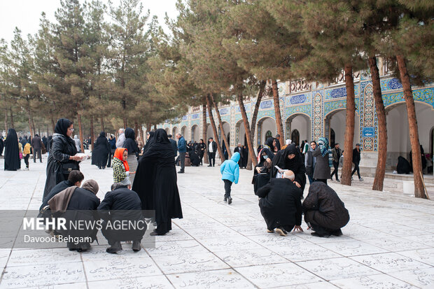 آئین سنتی «چراغ برات» در آرامستان خواجه ربیع مشهد