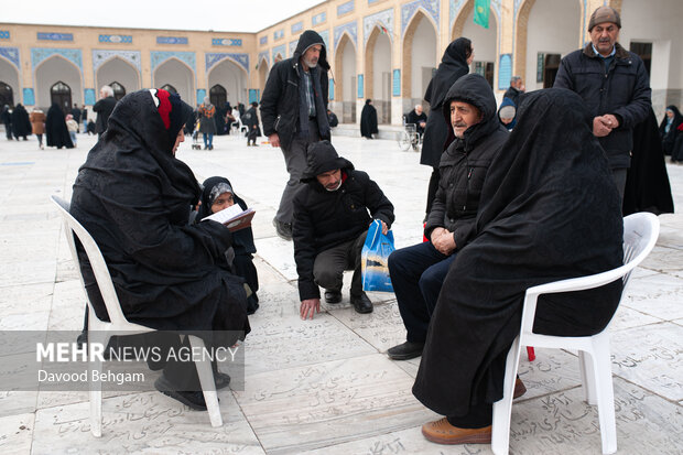 آئین سنتی «چراغ برات» در آرامستان خواجه ربیع مشهد