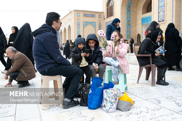 آئین سنتی «چراغ برات» در آرامستان خواجه ربیع مشهد