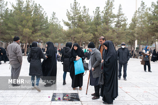 آئین سنتی «چراغ برات» در آرامستان خواجه ربیع مشهد