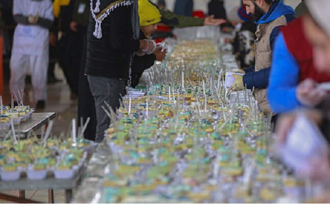 پخت و توزیع کیک ۳۱۳ متری همزمان با نیمه شعبان