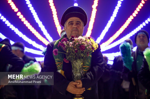 پیاده روی زائران به سمت مسجد جمکران در شام نیمه شعبان